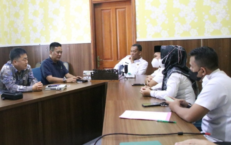 Bupati Subang H Ruhimat saat pertemuan dengan pihak PT Taekwang (Foto: Istimewa)