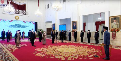 Presiden RI Jokowi melantik anggota KPU dan anggota Bawaslu Masa Jabatan Tahun 2022-2027, di Istana Negara, Jakarta. (Sumber: Tangkapan Layar/setkab)