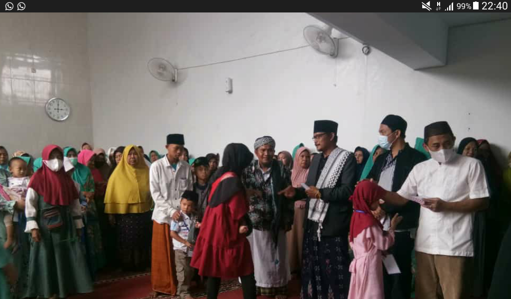 Kopfa santuni anak yatim dan dhuafa di Jalan Cihampelas Desa Sindangsari Kecamatan Paseh Kabupaten Bandung, Sabtu (23/4/2022). (Foto: Dok Kopfa/dara.co.id)
