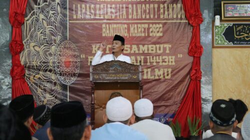 
Plt. Kalapas Kelas IIA Banceuy Bandung, Saifur Rachman memberikan sambutan pada Tabligh Akbar, di Mesjid Nurul Falah, Lapas Kelas IIA Banceuy Bandung.

Jumat (1/4/2022). (Foto: ist)
