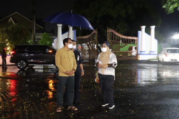 
Wakil Bupati Garut, dr. Helmi Budiman, melakukan peninjauan pengaspalan di area Gedung Pendopo, Kecamatan Garut Kota, Kabupaten Garut, Kamis (31/3/2022) malam. (Foto: andre/dara.co.id)

