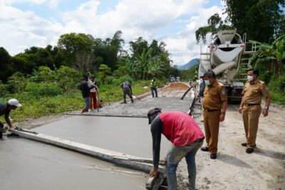 Bupati Garut, Rudy Gunawan, meninjau perbaikan dan pembangunan ruas jalan di daerah Kecamatan Leles dan Kadungora (Foto: Istimewa)