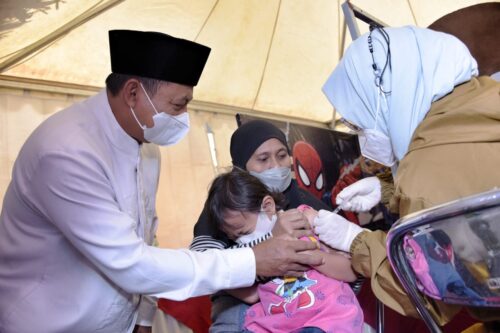 Wakil Gubernur Jawa Barat, Uu Ruzhanul Ulum, saat meninjau pelaksanaan vaksinasi COVID-19 selama bulan Ramadan, di Pusat Perbelanjaan Ramayana, Kelurahan Pakuwon, Kecamata Garut Kota, Kabupaten Garut (Foto: Istimewa)