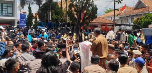 Bupati Garut menemui massa aksi di halaman Gedung DPRD Garut (Fptp: Andre/dara..co.id)