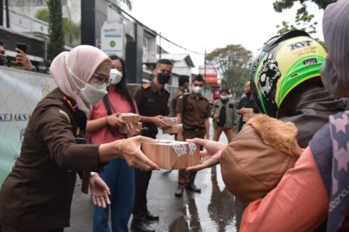 Kajari Garut, Neva Sari Susanti, bersama jajaran membagikan takjil kepada  pengguna jalan yang melintas di Kantor Kejari Garut, Jalan Merdeka, Kecamatan Tarogong Kidul, Kabupaten Garut, Senin (11/4/2022).(Foto: andre/dara.co.id)
