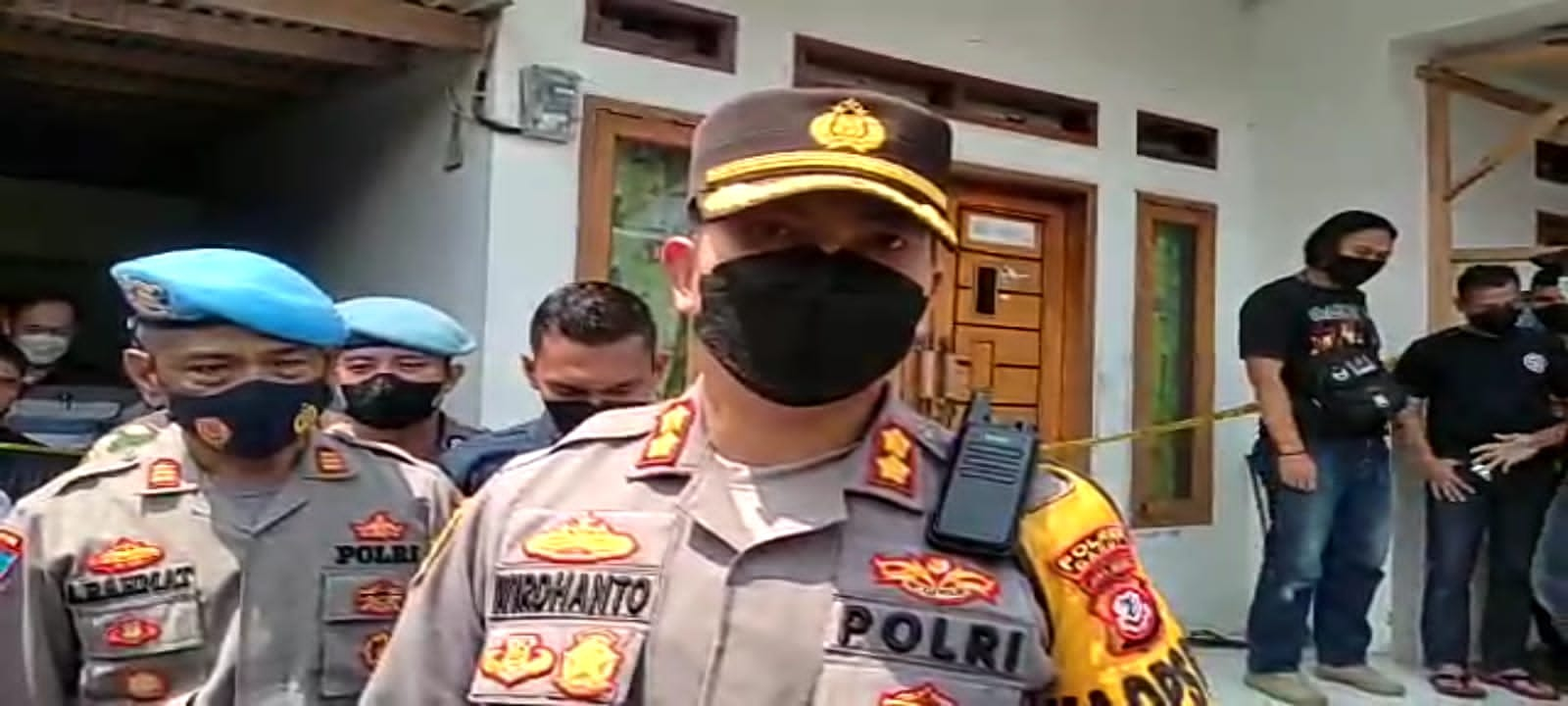 Kapolres Garut, AKBP Wirdhanto Hadicaksono, memberikan keterangan kepada  wartawwan usai memimpin langsung olah TKP di lokasi kejadian (Foto: Istimewa)