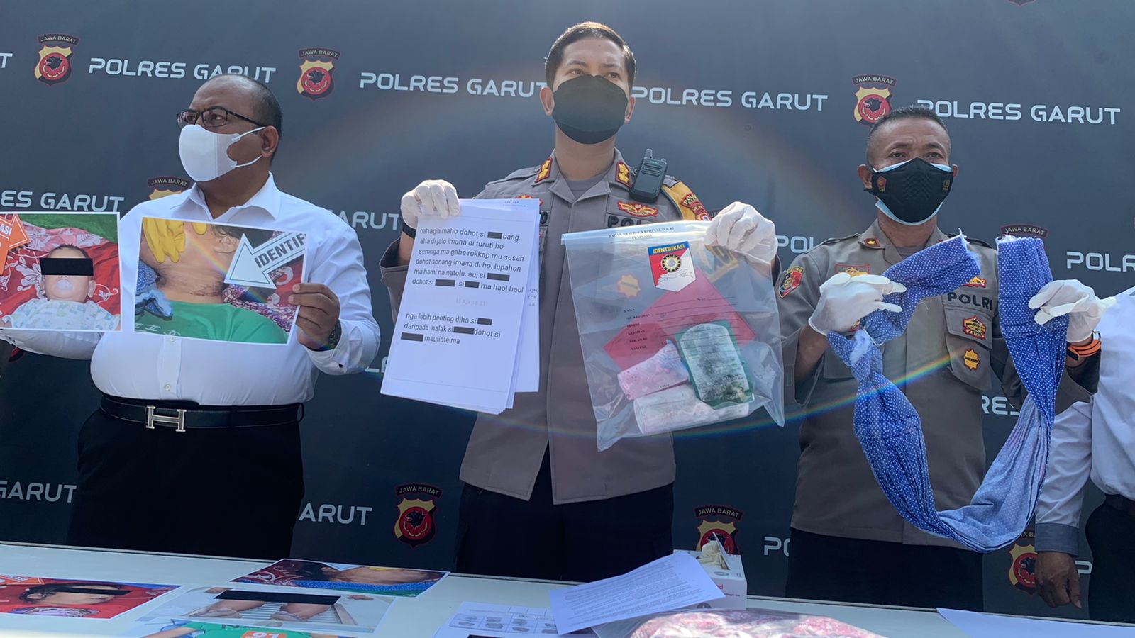 Kapolres Garut, AKBP Wirdhanto Hadicaksono, didampingi Kasat Reskrim, AKP Dede Sopandi, menunjukan barang bukti saat menggelar konferensi pers di Mapolres Garut (Foto: Istimewa)