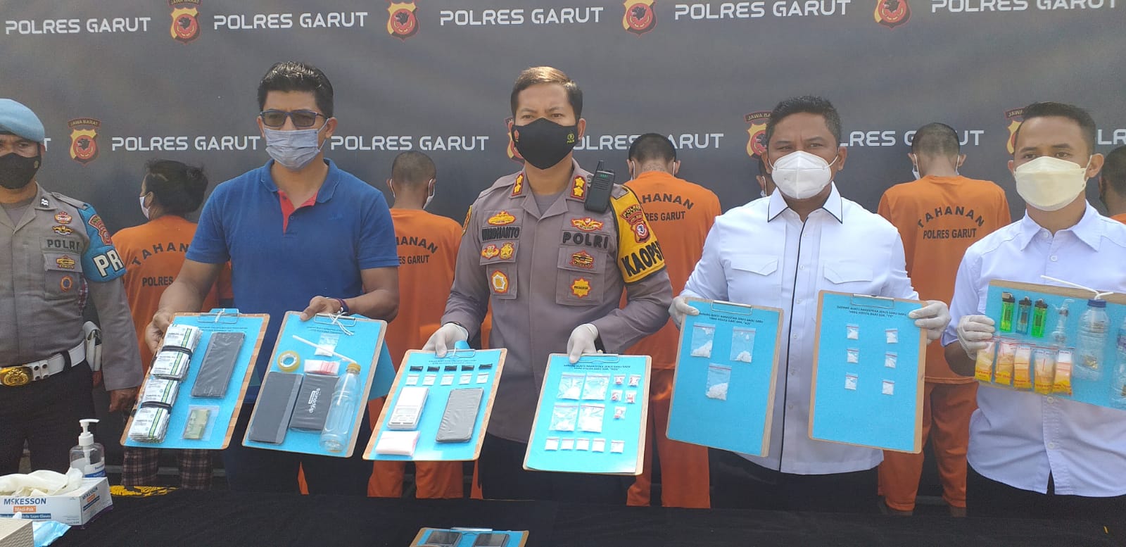 -Kapolres Garut, AKBP Wirdhanto Hadicaksono, menunjukan barang bukti saat konferensi pers di Mapoolres Garut (Foto: Istimewa)