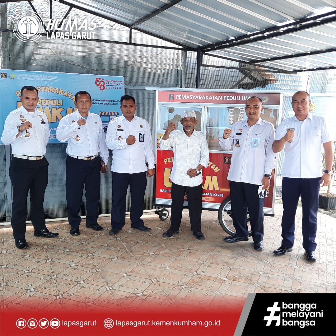 Kalapas Kelas IIB Garut, Iwan Gunawan Wahyudi, beserta pejabat struktural memberikan bantuan kepada pelaku usaha UMKM (Foto: Istimewa)