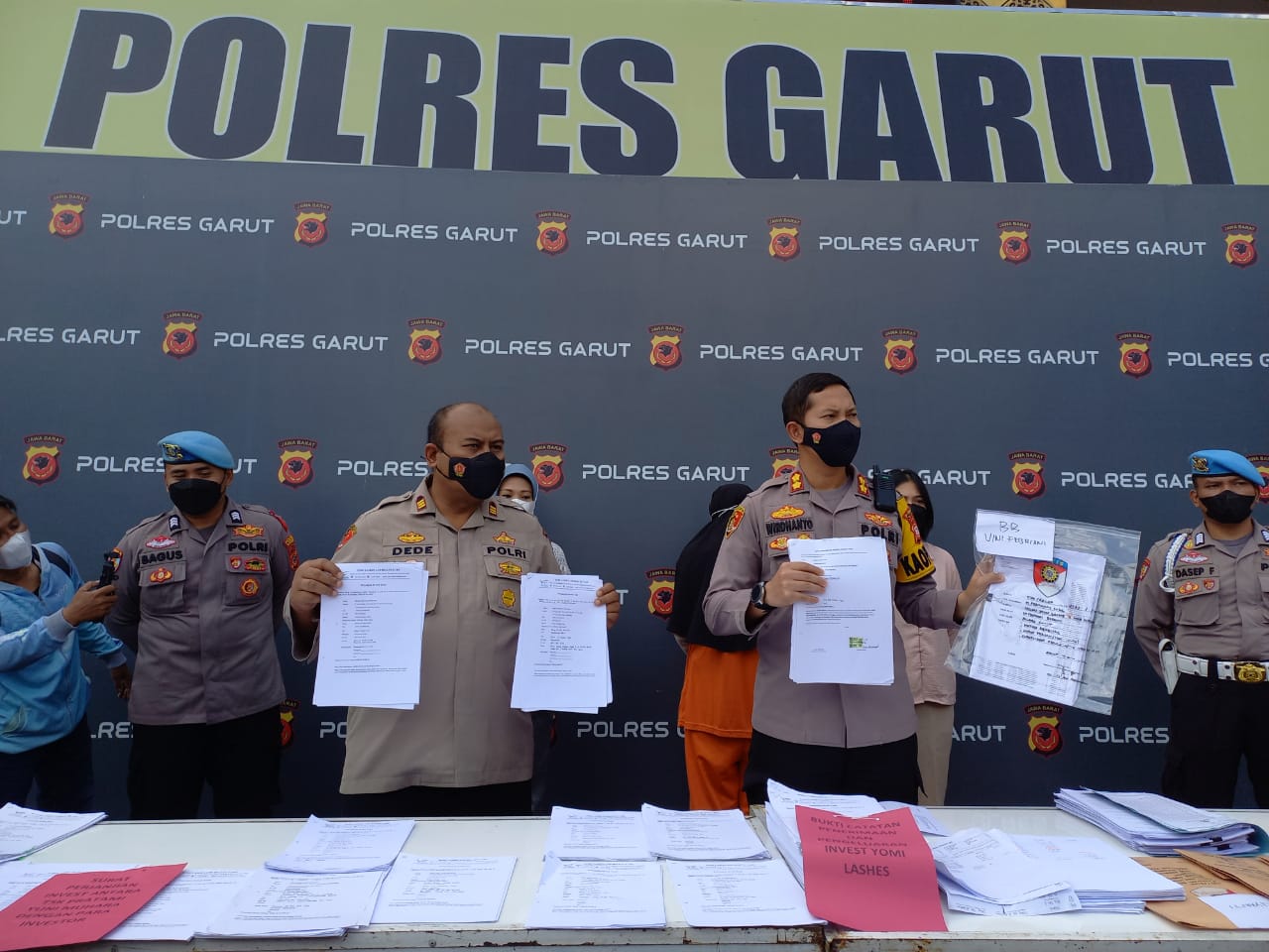 Kapolres Garut, AKBP Wirdhanto Hadicaksono, didampingi Kasat Reskrim, AKP Dede Sopandi, menunjukan barang bukti saat konferensi pers di Mapolres Garut (Foto: Istimewa)