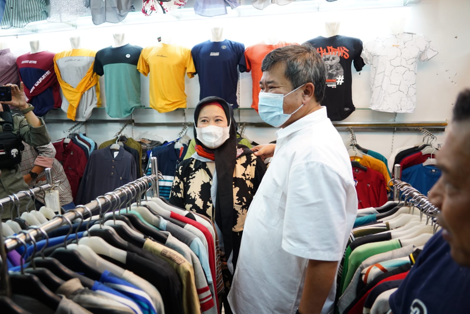 Bupati Garut, Rudy Gunawan, melihat-lihat produk di salah satu toko yang berada di pusat perbelanjaan Garut Plaza (Foto: Istimewa)