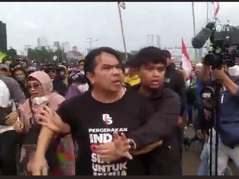 ADE ARMANDO Alami Luka Parah di Kepala Usai Dikeroyok Massa, Langsung Dapat Perawatan di Rumah Sakit. /Foto: Tangkapan layar/video amatir warganet Twitter/galamedianews.com