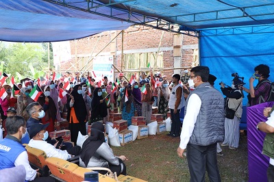 Wakil Bupati Garut, Hilman Budiman menyaksikan penyaluran bantuan dari Yayasan Jami'ah As-Salam kepada warga Kampung Kubangsari, Desa Peundeuy, Kecamatan Peundeuy, Kabupaten Garut, Rabu (7/4/2022).(Foto: andre/dara.co.id)