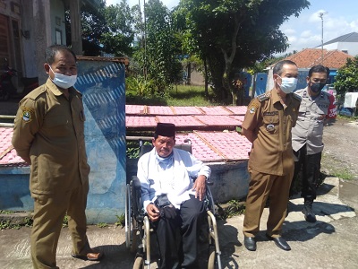 
Tokoh Masyarakat Kampung Sukagalih H. Endang Rusyana (duduk) bersama Camat Ciparay Heri Mulyadi saat persiapan lomba Kampung Tohaga di Kampung Sukagalih RW 06 Desa Cikoneng Kecamatan Ciparay Kabupaten Bandung, Selasa (5/4/2022). (Foto: trinata/dara.co.id)
