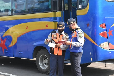 



Petugas Dinas Perhubungan Kota Bandung tengah mengcek dokumen angkutan umum di Terminal Cicaheum, Kamis (14/4/2022). (Foto: avila/dara.co.id)
