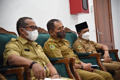 Bupati Bandung HM Dadang Supriatna didamping pejabatnya mendengarkan penjelasan dari KPK terkait pembentukan desa antikorupsi di Rumah Jabatan Bupati Bandung di Soreang, Selasa (12/4/2022).(Foto: Porkopim)