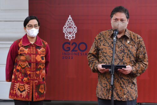 Menko Ekon Airlangga Hartarto dan Menkeu Sri Mulyani memberikan keterangan pers usai Sidang Kabinet Paripurna, di Istana Negara, Jakarta, Selasa (05/04/2022). (Foto: Humas Setkab/Agung)

