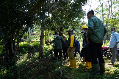 Bupati Garut, Rudy Gunawan, meninjau lokasi yang nantinya akan di bangun Jembatan Wareng yang berlokasi di Desa Tegalgede, Kecamatan Pakenjeng, Kabupaten Garut, Selasa (12/4/2022). (Foto: andre/dara.co.id)
