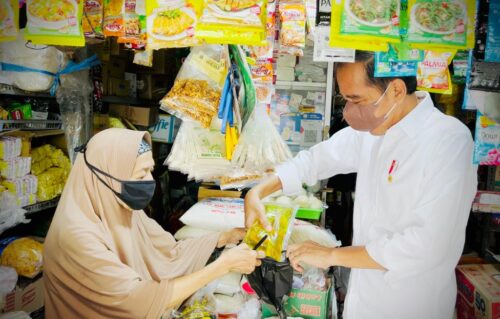 Presiden Jokowi mengecek langsung ketersediaan minyak goreng di sejumlah lokasi pasar dan toko swalayan, di DIY, Minggu (13/03/2022) pagi. (Foto: BPMI Setpres)

