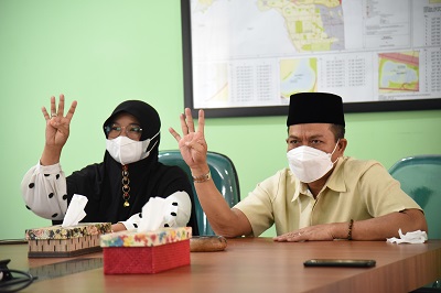 
Bupati Bandung HM Dadang Supriatna beserta Ketua TP PKK Hj. Emma Dety Supriatna saat mengikuti kampanye Jabar Cekas secara virtual di Rumah Jabatannya, Soreang, Jumat (8/4/2022). (Foto: Humas Pemkab Bandung)

