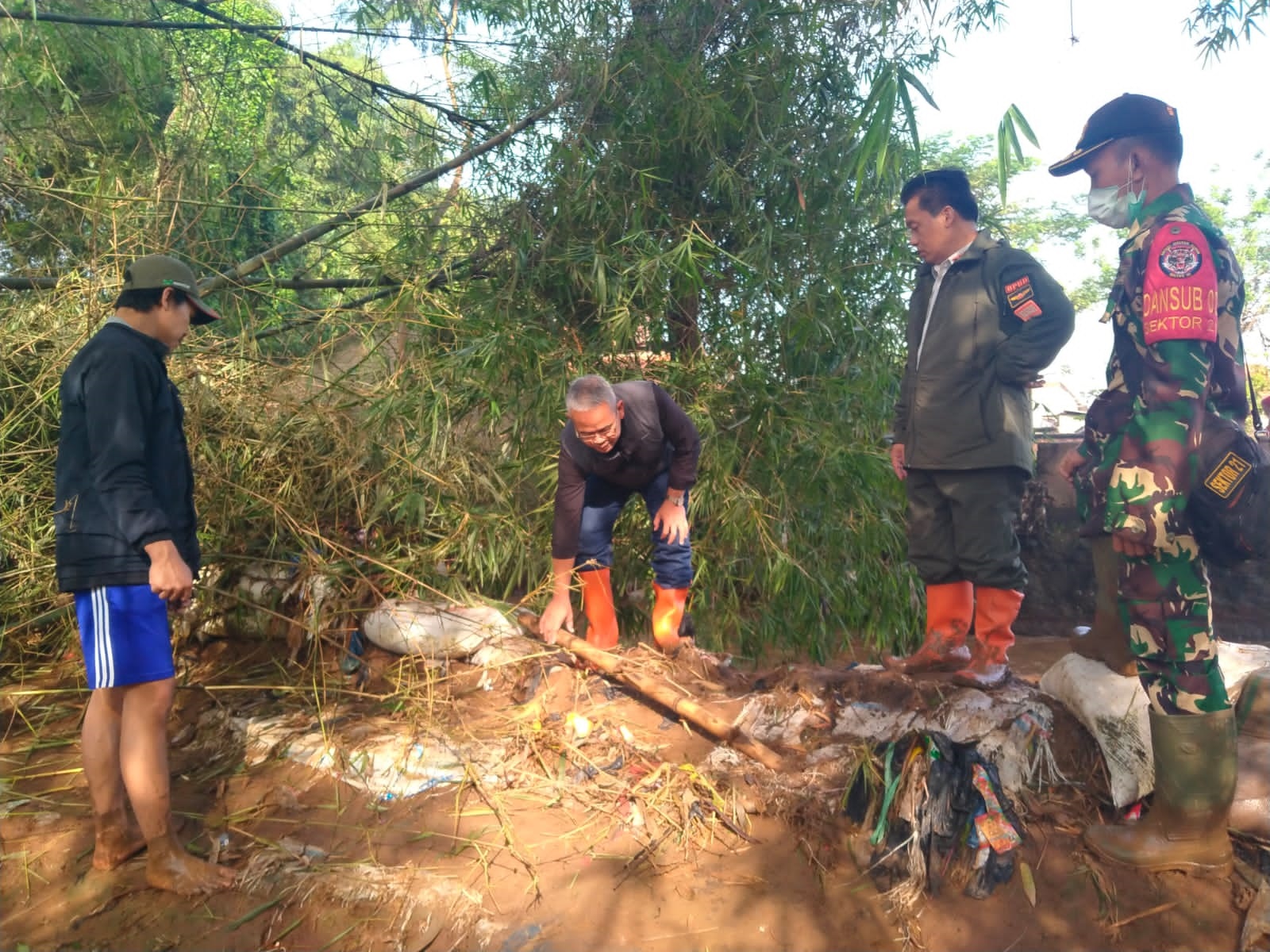 

Kepala Pelaksana BPBD Kabupaten Bandung Uka Suska Puji Utama saat meninjau lokasi tanggul Sungai Cikeruh yang jebol di Kampung Ranca Sepat Desa Rancaekek Kulon Kecamatan Rancaekek Kabupaten Bandung, Jumat (8/4/2022). (Foto: BPBD Kab. Bandung)

