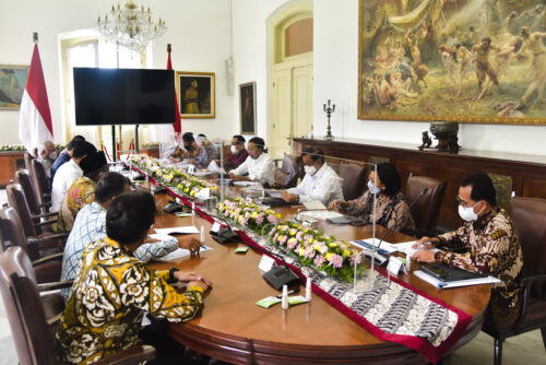 Presiden Jokowi memimpin Ratas mengenai Persiapan Menghadapi Idulfitri 1443 H/2022 M, Rabu (06/04/2022), di Istana Kepresidenan Bogor, Jawa Barat. (Foto: Humas Setkab/Agung)
