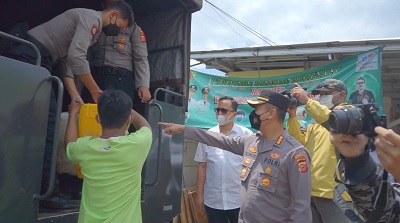 
Kapolresta Bandung Kombes Pol Kusworo Wibowo mengawal langsung pendistribusian minyak goreng curah ke para pedagang yang ada di Pasar Soreang, Kabupaten Bandung, Rabu (6/4/2022).(Foto: trinata/dara.co.id)

