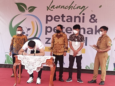 Hengky Kurniawan menandatangani MoU dengan perusahaan untuk program petani dan peternak Zilenial (Foto: Istimewa)