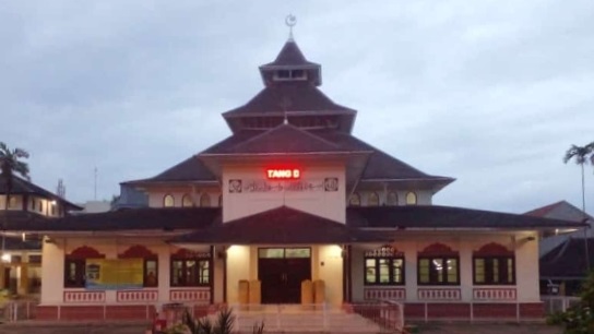 
Masjid Agung Majalaya menjadi ikon Kota Majalaya Kabupaten Bandung. (Foto: trinata)