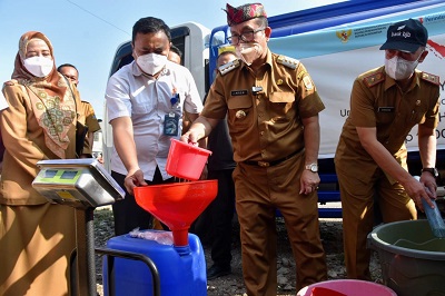 Sebanyak 8.000 liter minyak curah, dijual dalam kegiatan Operasi Pasar Murah yang diselenggarakan oleh Pemkab Cirebon, Senin (11/04/2022). (Foto: ist)
