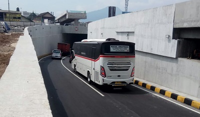 
Lalulintas di kawasan Simpang Susun Cileunyi, Kabupaten Bandung (Foto: trinata/dara.co.id)