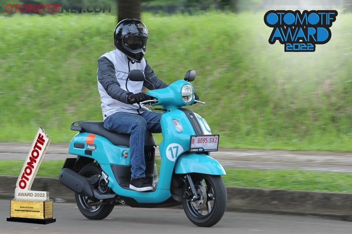 Yamaha Fazzio Hybrid-Connected meraih gelar Rookie of The Year dari OTOMOTIF Award 2022 (Foto: Dokumen Otomotifnet.com)