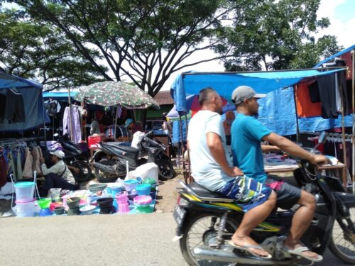 Para pedagang di pasar tumpah Jalan Anyar Kecamatan Majalaya Kabupaten Bandung, Minggu (3/4/2022).(Foto: trinata/dara.co.id)
