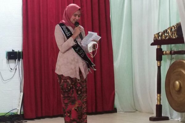 Bunda Forum Anak Daerah (FAD) Kabupaten Bandung Barat (KBB) Sonya Fatmala Hengky Kurniawan, menangis saat memberikan sambutan pada Launching Gerakan Perlindungan Perempuan dan Anak (Gepprak), di SMPN 2 Ngamprah-Perumahan Tani Mulya, Kamis (21/4/2022).(Foto: heny/dara.co.id)
