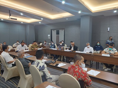 Koordinator BUMD Migas ADPMET Begin Troys (batik kuning) saat menghadiri Focus Group Discussion (FGD) bertajuk Tantangan dan Peluang Participating Interest (PI) 10% Wilayah Kerja B, Kabupaten Aceh Utara, digelar di Hotel Kriyad, Banda Aceh, pekan ini (Foto: Istimewa)