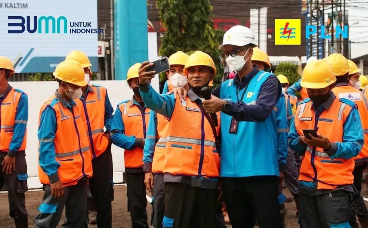 
Direktur Utama PT PLN (Persero) Darmawan Prasodjo berfoto bersama tim pelayanan teknik saat memimpin Apel Siaga Idul Fitri di Cirebon. (Foto: Humas PLN)
