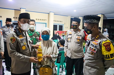 Kapolresta Cirebon, Kombes Pol Arif Budiman memberikan minyak goreng sebagai bentuk penyemangat kepada masyarakat yang mengikuti vaksinasi lanjutan atau booster. (Foto: bambang/dara.co.id)
\
