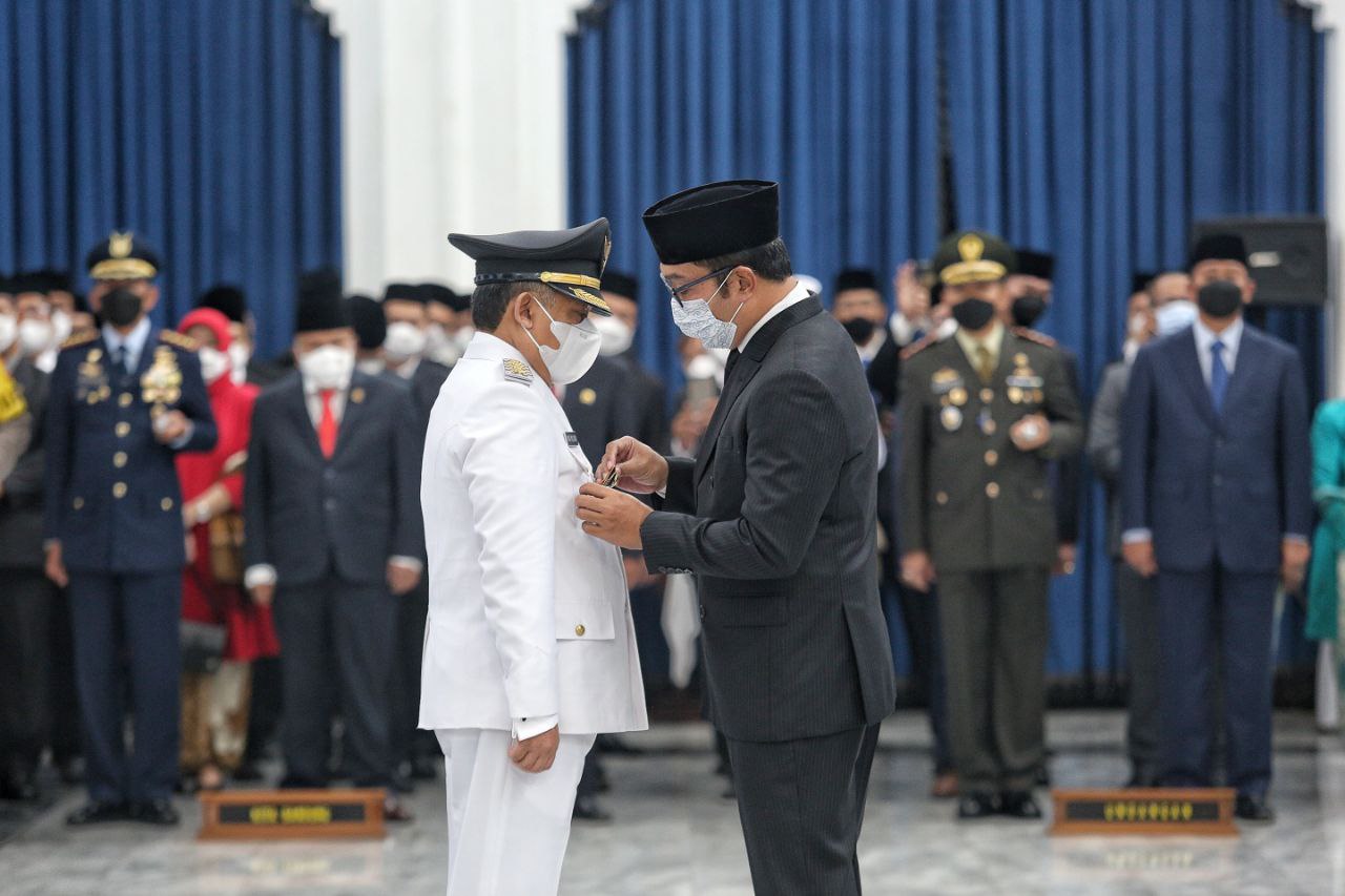 Gubernur Jawa Barat, Ridwan Kamil melantik Yana Mulyana sebagai Wali Kota Bandung (Foto: bandung.go.id)