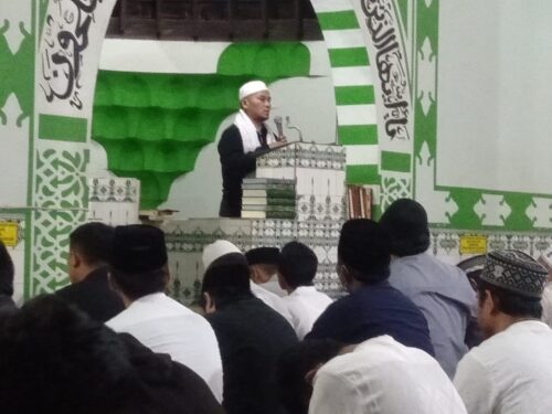 

Para jamaah saat mendengarkan kultum usai salat sunat tarawih di Masjid Agung Majalaya Kabupaten Bandung, Minggu (3/4/2022). (Foto: Trinata/dara.co.id)
