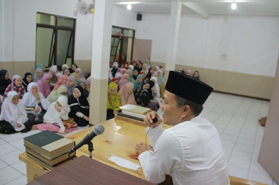 Bupati Bandung HM Dadang Supriatna saat menyampaikan pendidikan agama kepada para santri di Pesantren Assyifa Kecamatan Cicalengka Kabupaten Bandung, Minggu (10/4/2022) malam. (Foto: trinata/dara.co.id)
