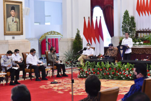 Presiden Jokowi memberikan arahan pada Sidang Kabinet Paripurna, Selasa (05/04/2022), di Istana Negara, Jakarta. (Foto: Humas Setkab/Agung)
