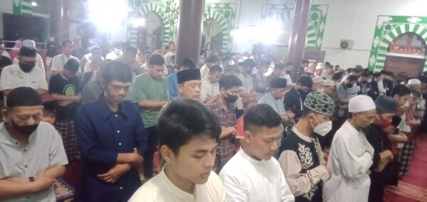 
Pelaksanaan salat sunat tarawih malam pertama di Masjid Agung  Majalaya Kabupaten Bandung, Sabtu (2/4/2022) malam. (Foto:trinata/dara.co.id)
