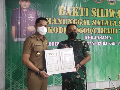 
Dandim 0609 Cimahi, Letkol INF Hary Novana dan Plt Bupati Bandung Hengky Kurniawan sepakat gulirkan pembangunan fisik program BSMSS dipilih daerah terisolir.(Foto: heny/dara.co.id)
