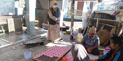 
Tenaga kesehatan sedang memberikan pelayanan kesehatan kepada warga di Pos UKK Sukagalih Desa Cikoneng Kecamatan Ciparay Kab. Bandung, belum lama ini. (Foto: istimewa)

