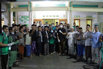 Bupati Bandung HM Dadang Supriatna memantau pelaksanaan vaksinasi Booster usai salat sunat tarawih di  Desa Tegalluar Kecamatan Bojongsoang Kabupaten Bandung, Minggu  (3/4/2022) malam. (Foto: Porkopimda)