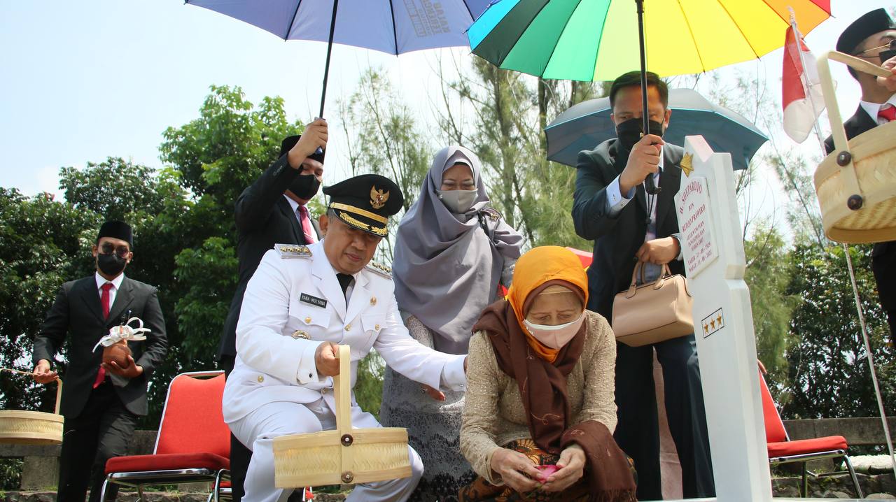 Usai dilantik Yana Mulyana ziarah ke makam ayahnya di Cikutra (Foto: bandung.go.id)