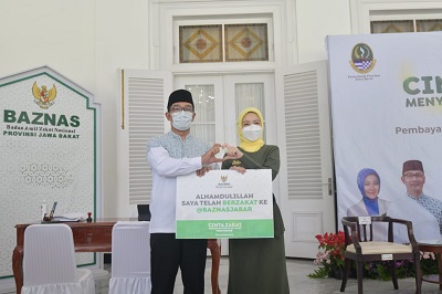 
Gubernur Jabar Ridwan Kamil saat menunaikan pembayaran zakat mal melalui Badan Amil Zakat Nasional (Baznas) Jawa Barat di Gedung Pakuan, Kota Bandung, Selasa (12/4/2022). (Foto: deram/dara.co.id)

