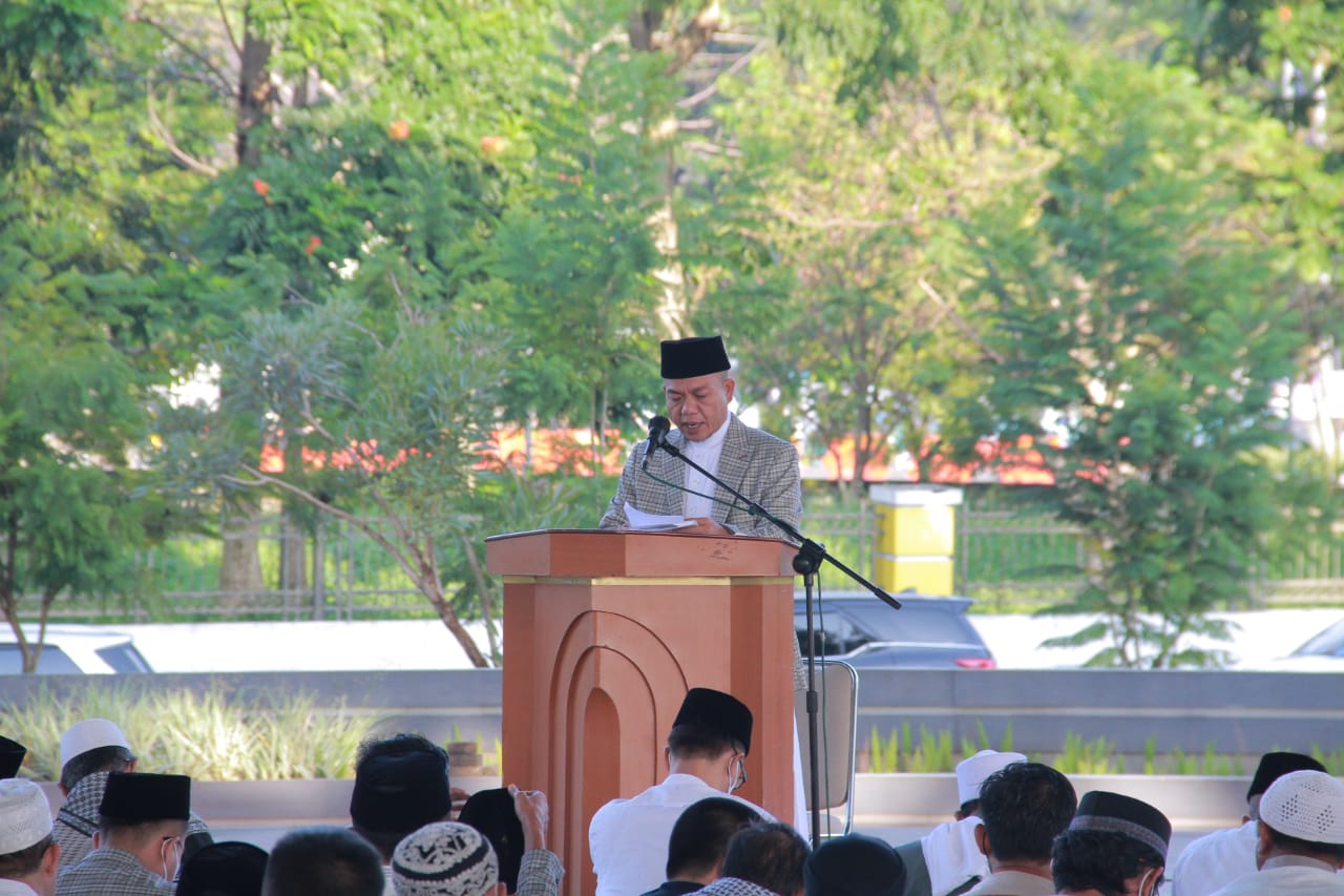 
Bupati Bandung Dadang Supriatna memberikan sambutan sebelum dimulainya solat sunat Idulfitri 1443 Hijriah di Dome Bale Rame Soreang Kabupaten Bandung, Senin (2/5/2022). (Foto : Porkopimda/dara.co.id)
