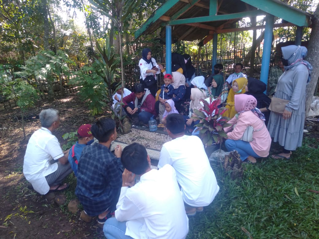 
Sejumlah warga sedang berdoa di atas pemakaman di pemakaman umum di Desa Cipaku Kecamatan Paseh Kabupaten Bandung, Selasa (3/5/2022). (Foto: trinata/dara.co.id)
