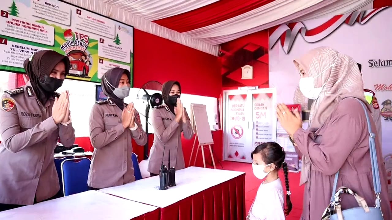 Polresta Bandung membantu mengantarkan seorang ibu dan anak yang mudik dari Majalengka menuju Cipadung, Cibiru, Kota Bandung, Selasa (3/5/2022). (Foto: Polresta Bandung)